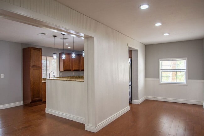 Building Photo - 704 Putt Ln