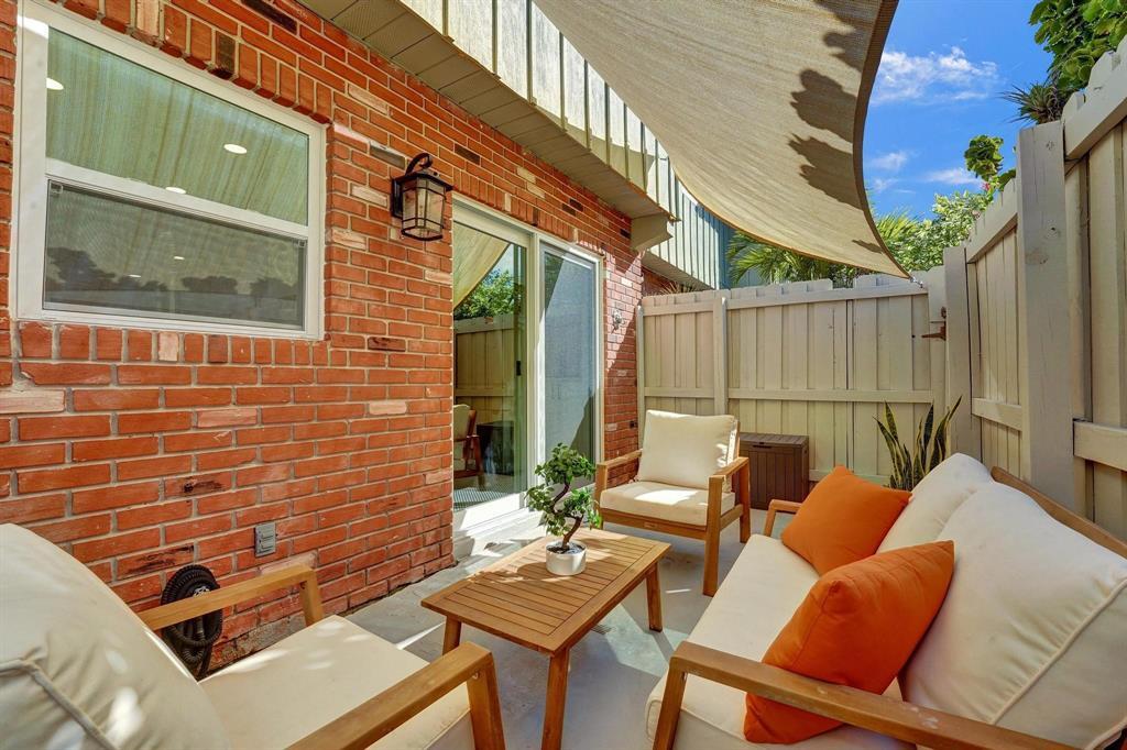 Building Photo - 120 NE 20th Ct