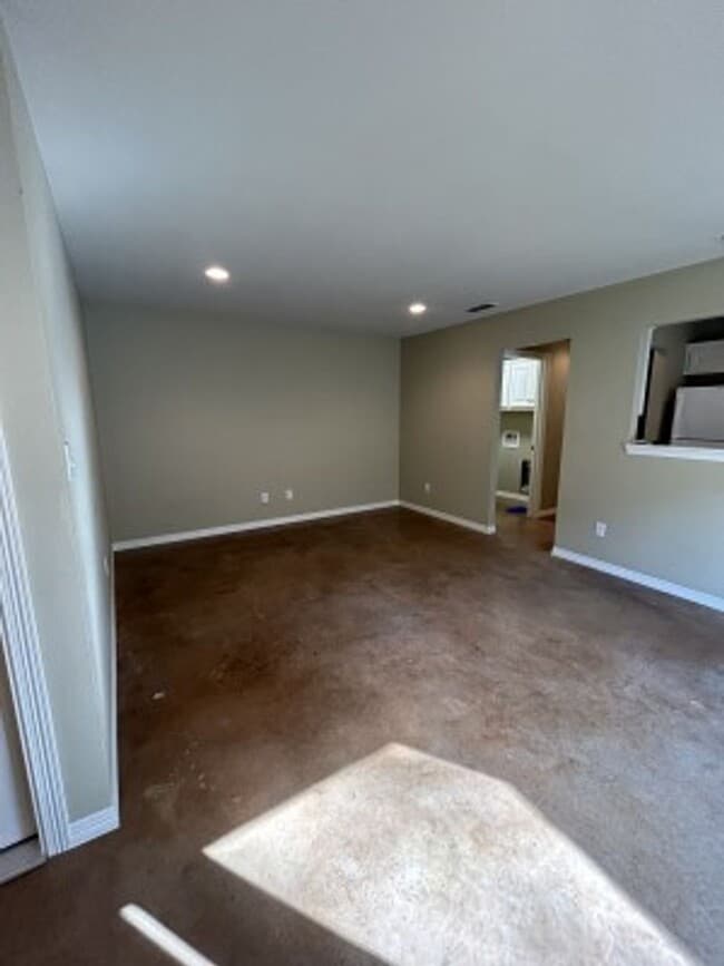 Building Photo - 2-bed/2-bath in a great location!