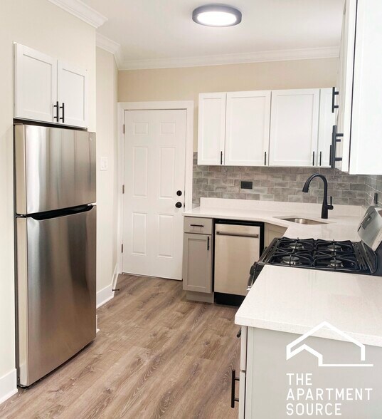 Building Photo - 3849 N Greenview Ave