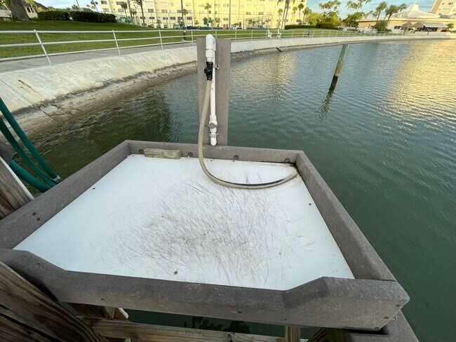 Building Photo - 4750 Cove Cir