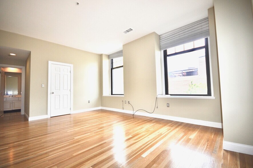 Building Photo - 342 Bunker Hill St