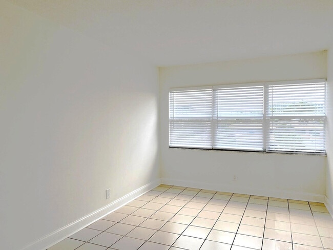 Building Photo - 2555 NE 11th St