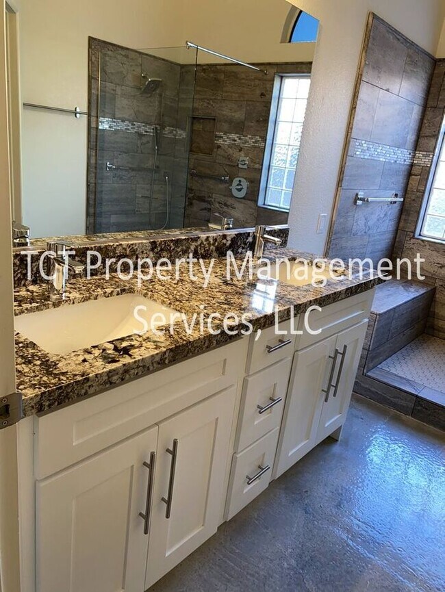 Building Photo - Beautifully Updated 3 Bedroom Home In Chan...