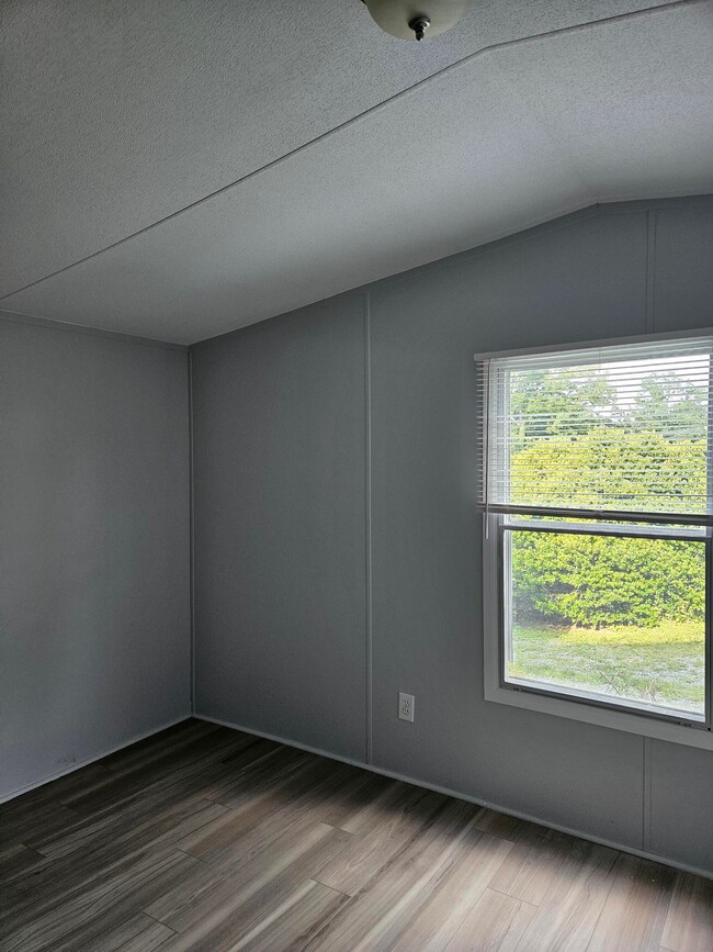Building Photo - 935 Calvert Dr