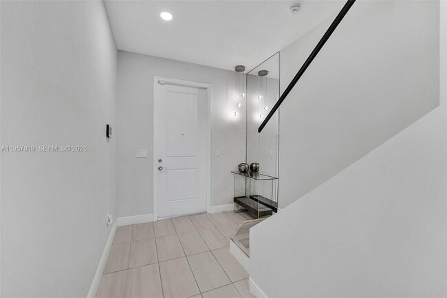 Building Photo - 1033 Eucalyptus Dr