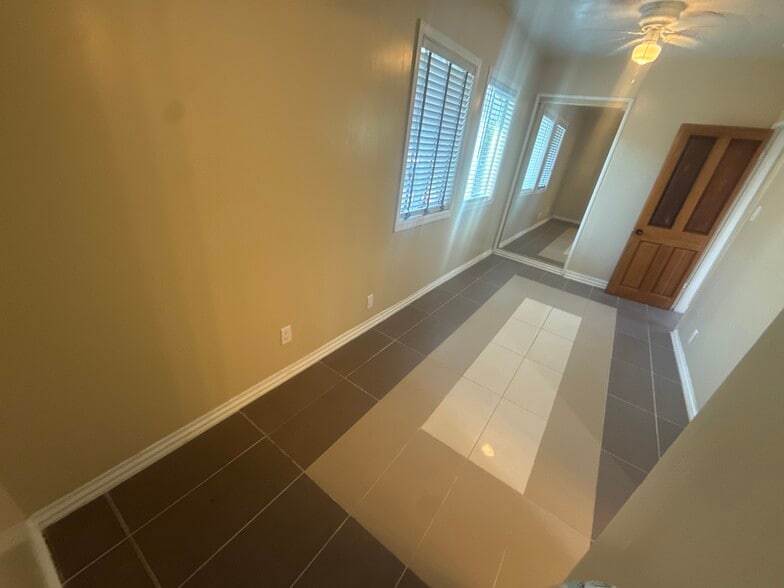 Building Photo - 4862 Palm Ave