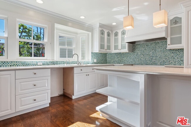 Building Photo - 360 Alma Real Dr