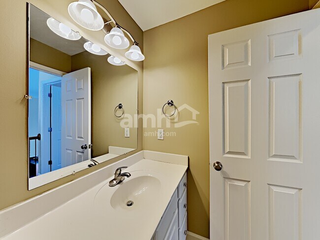 Building Photo - 220 Solitude Cir