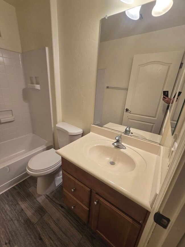 Building Photo - Beautiful 3 bedroom, 2 bath Home available