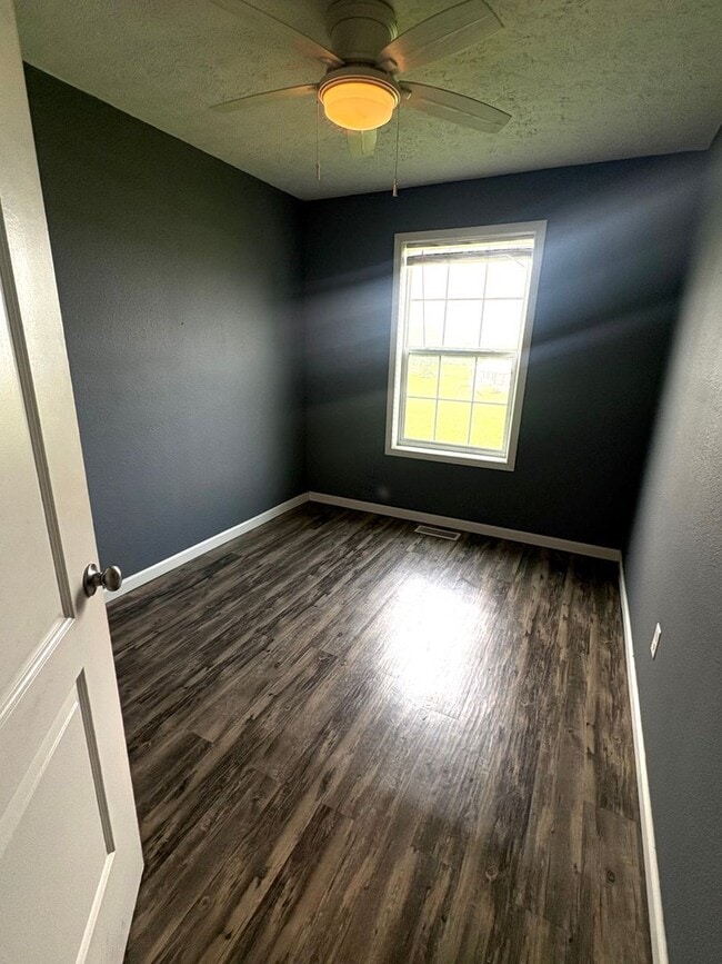 Building Photo - Charming Home in the Heart of Cave City!