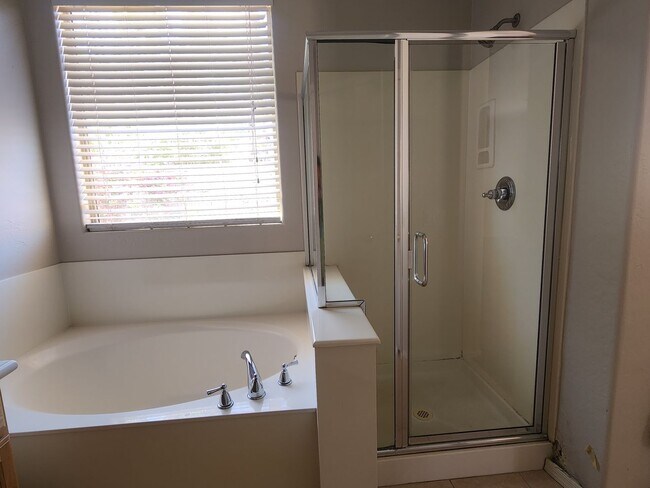 Building Photo - Immaculate Golf Community Home