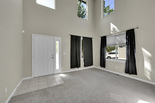 Building Photo - $2,250 - 4 Bed,2.5 Bathroom Home  in Color...
