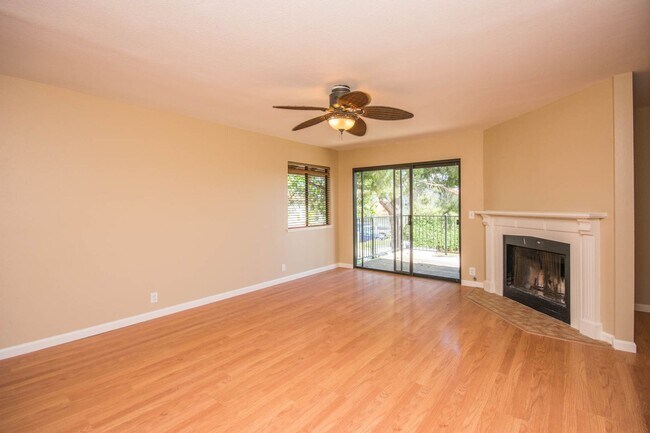 Building Photo - 3 Bedroom La Costa Home!