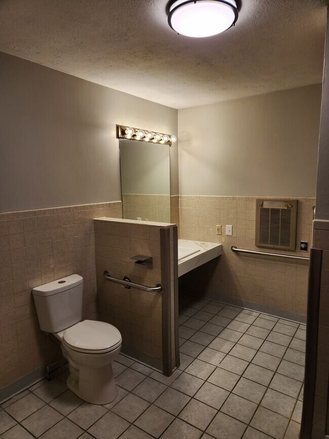 Building Photo - 3/2 newly remodeled, with 1 car garage and...