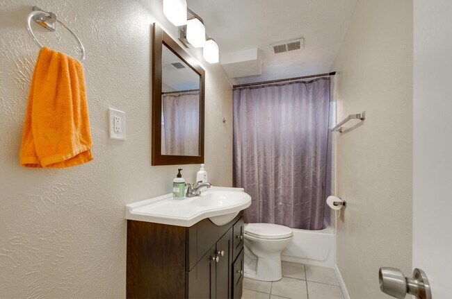 Building Photo - Roomy Sunnyside Duplex with Finished Basement in a Prime Location