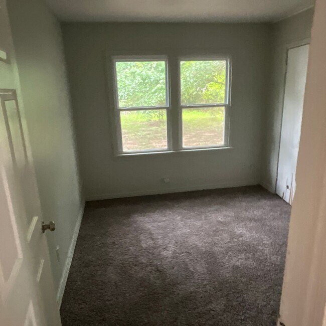 Building Photo - 525 W 77th St