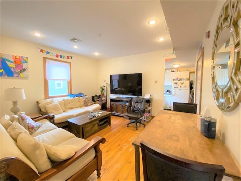 Primary Photo - 323 Columbia St