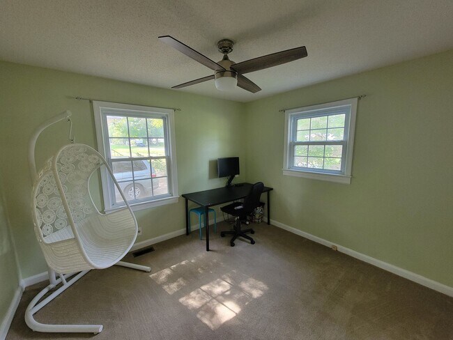 Building Photo - 3 Bedroom 2 Bathroom House