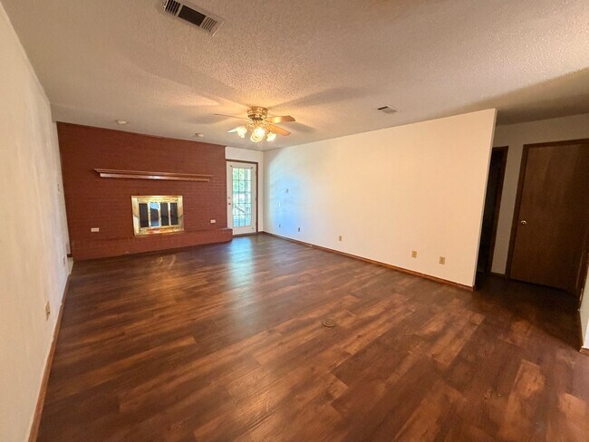 Building Photo - 1006 Nightingale Ln