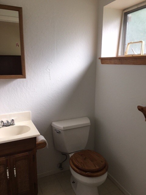 Building Photo - Charming home in great location with private studio unit