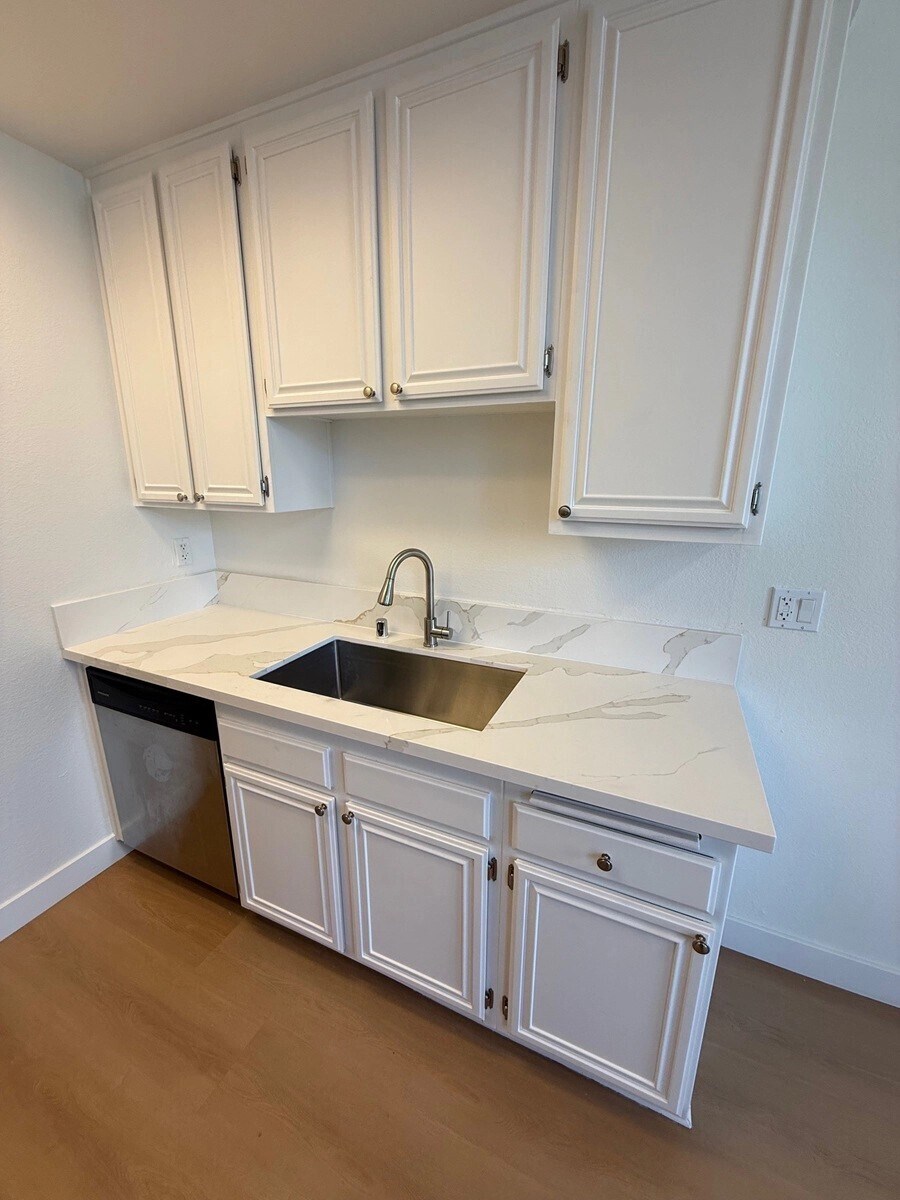 Building Photo - 15507 Moorpark St