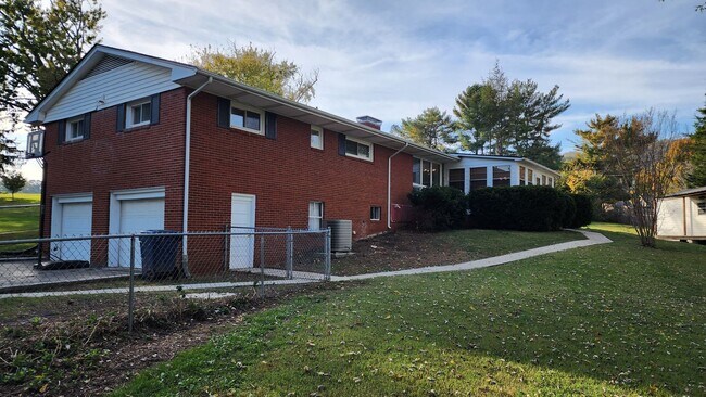 Building Photo - 3 BR Home Across From Country Club Golf Co...