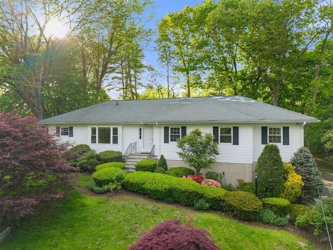 Primary Photo - 25 Saxon Wood Rd