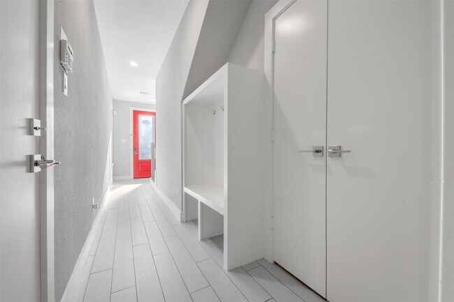 Building Photo - 6106 Clarkson Ln