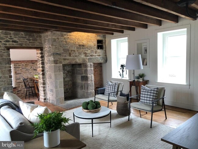 Building Photo - 857 River Rd