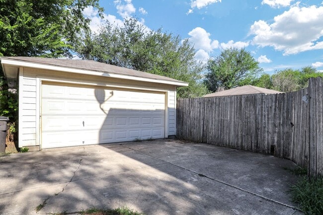 Building Photo - 10302 Lateleaf Oak