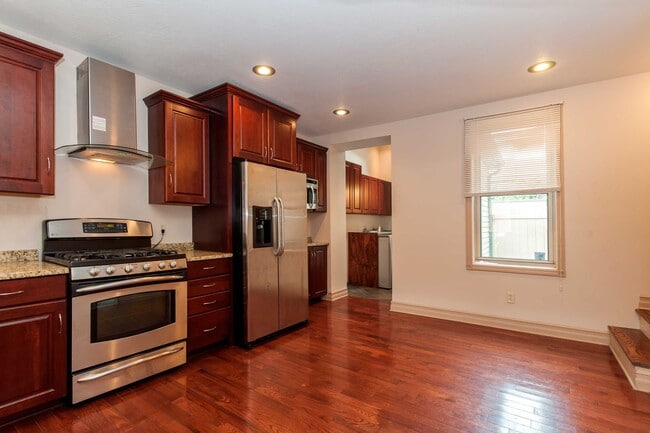 Building Photo - Remodeled 3 bed/2.5 bath in South Side