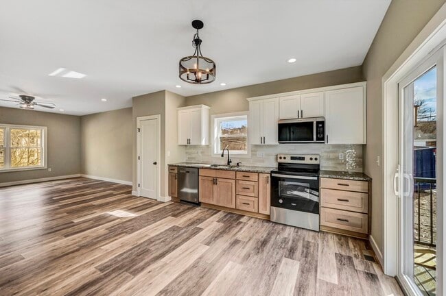 Building Photo - 702 E Elm St