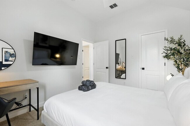 Building Photo - 11911 Rocky Point Dr