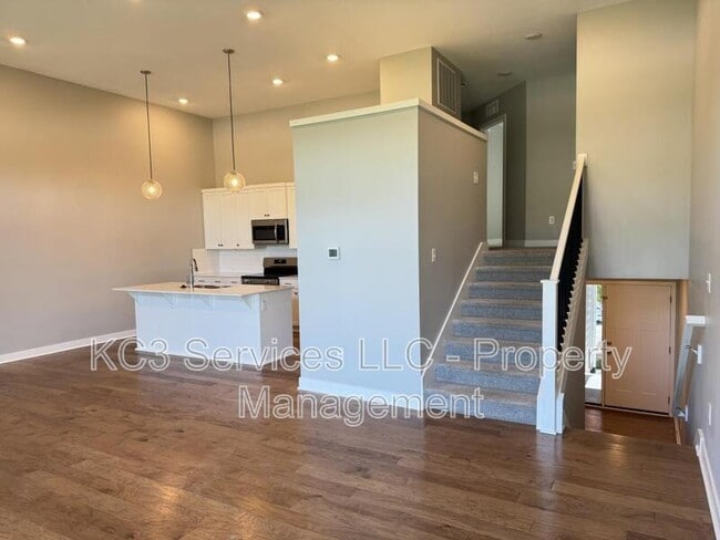 Building Photo - 2026 SW Holdbrooks Dr