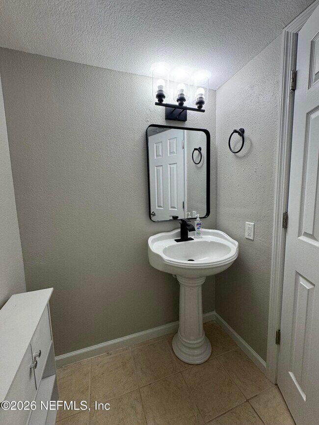 Building Photo - 8880 Old Kings Rd S