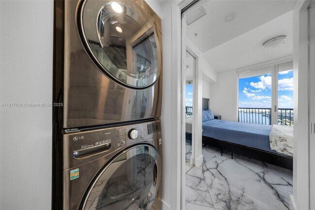 Building Photo - 1750 N Bayshore Dr