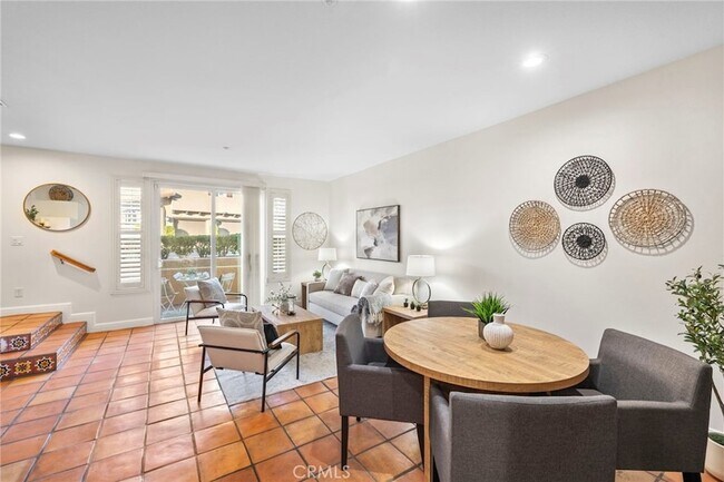 Building Photo - 19 Vinca Ct