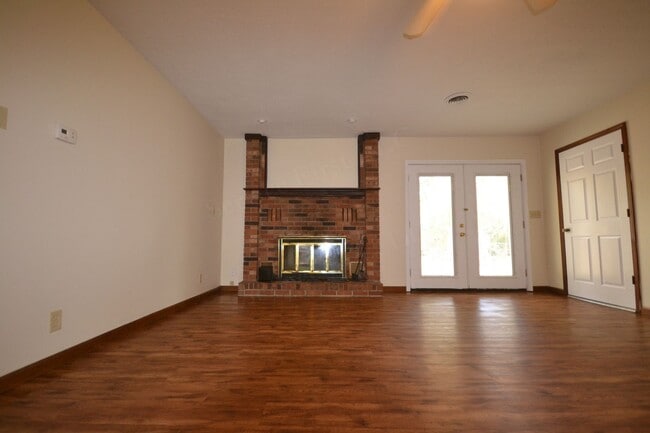 Building Photo - 3 bed 2 bath 1 car garage in Bolivar!