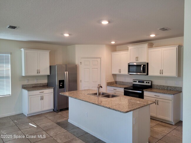 Building Photo - 760 Acadia Ct SE