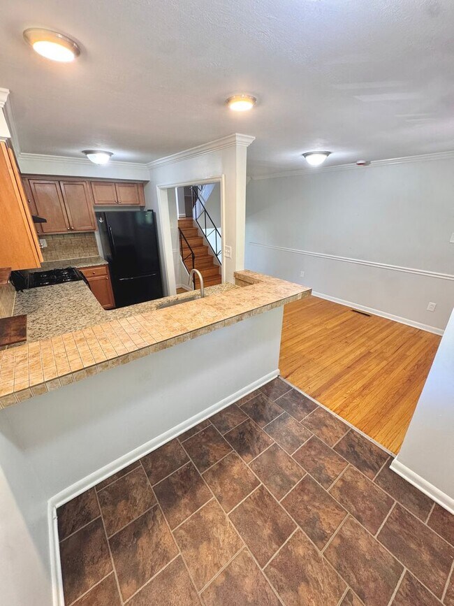 Building Photo - SUPER CLEAN THREE BEDROOM TOWNHOME