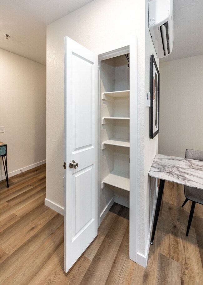 Building Photo - 1 Bed Luxury Apartment near Garden of the Gods