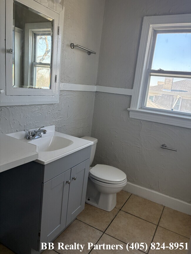 Building Photo - 2011 E 12th Pl