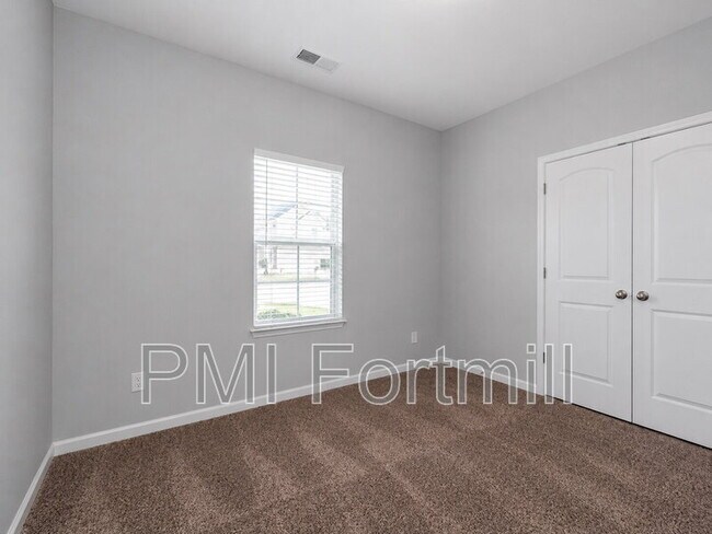 Building Photo - 1015 Albany Park Dr