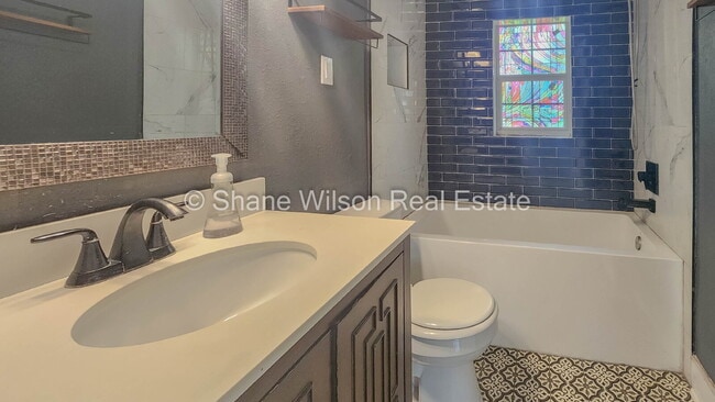 Building Photo - Comfortable 3 bedroom/ 1 bathroom home for rent.  Quiet neighborhood and lovely back yard and dec...