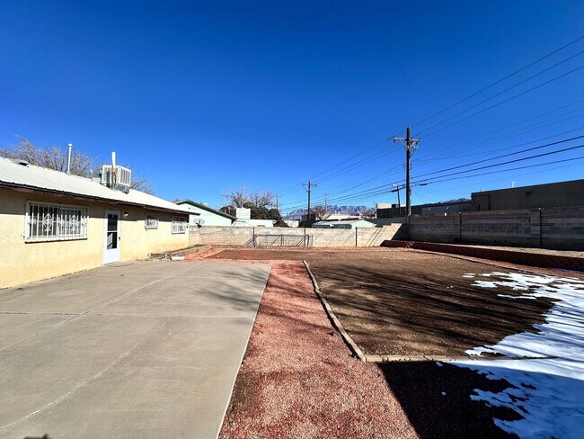 Building Photo - 3BD/1BA Home with Newly Remodeled Kitchen