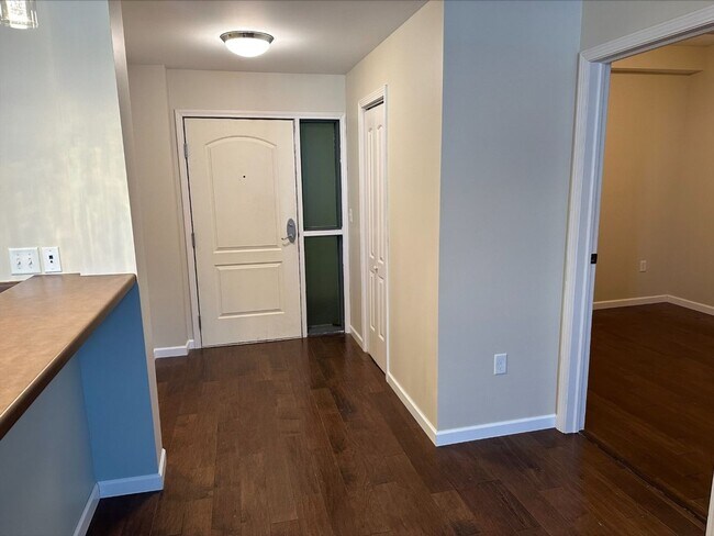 Building Photo - 1 Bedroom Steps from U of M St. Paul