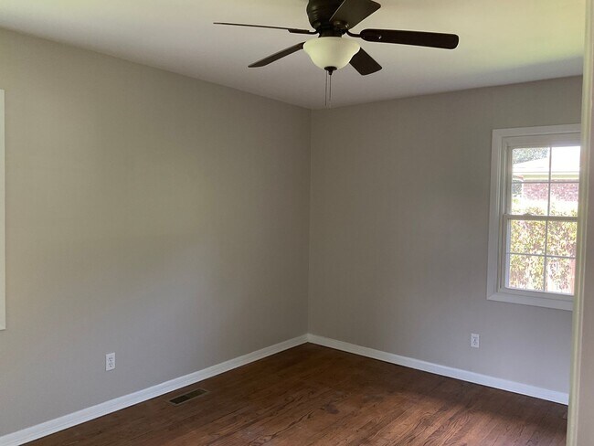 Building Photo - 104 Greencrest Cir