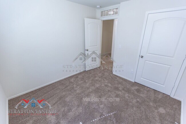 Building Photo - 5926 E Oasis Blvd