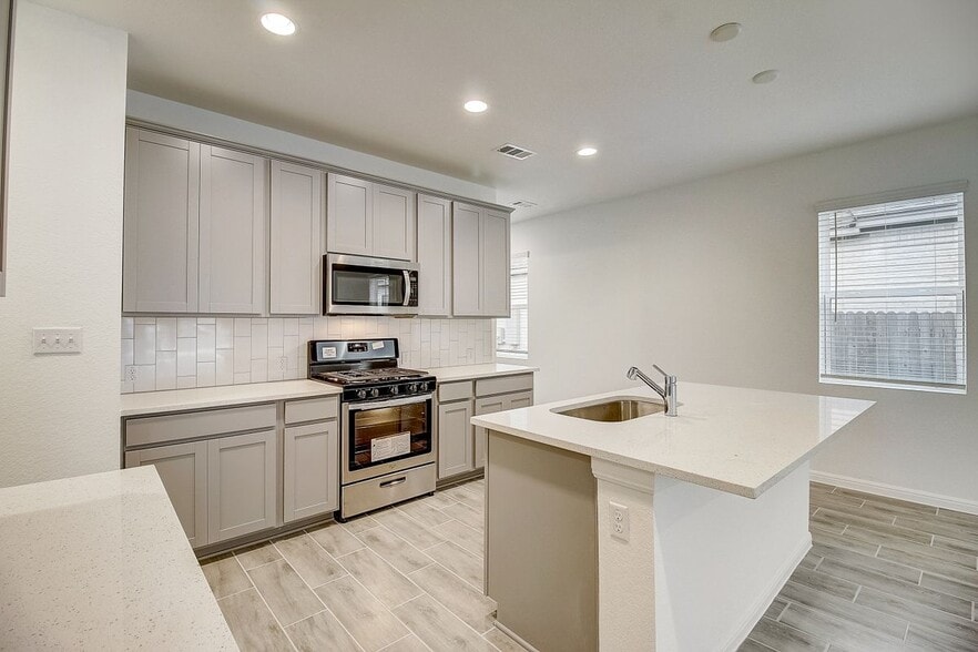 Building Photo - 117 Lacey Oak Lp